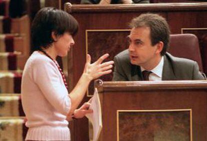 La diputada del PNV, Margarita Uría, conversa en el Congreso con el expresidente José Luis Rodríguez Zapatero en 2000.