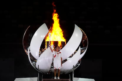 Naomi Osaka sostiene la antorcha olímpica tras enceder el pebetero en el Estadio Nacional de Tokio.
