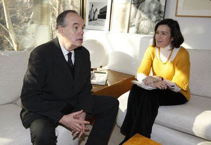 La ministra González-Sinde (dcha.) junto a su homólogo francés, François Mitterrand