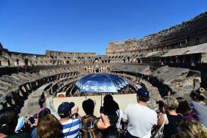Turistas visitando el Coliseo.