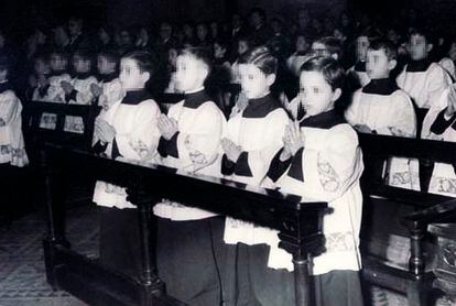 Niños de la escolanía del colegio San Estanislao de Kostka, de Barcelona, en una imagen de los años sesenta. Foto de la Compañía de Jesús.