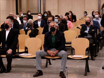 Francisco Correa (en el centro) y Pablo Crespo (a la izquierda), principales implicados de la red Gürtel, en la Audiencia Nacional, el pasado noviembre.