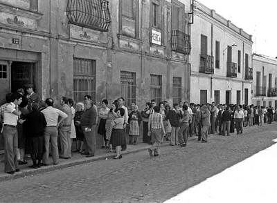Decenas de ciudadanos forman cola para votar en un colegio electoral de Madrid en la mañana del 15 de junio de 1977.