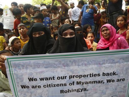 Refugiados rohingya participan en una protesta celebrada para conmemorar el quinto aniversario de su migración masiva de Myanmar a Bangladesh, en un campamento improvisado en Kutubpalang, Ukhiya, en el distrito de Cox Bazar, Bangladesh, el 25 de agosto de 2022.