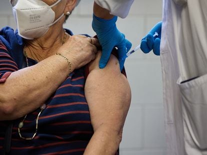 Vacunación en un centro sanitario de Madrid, el 17 de octubre.