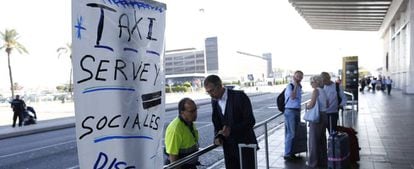 Varios viajeros del aeropuerto del Prat durante la huelga del sector del taxi