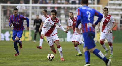 Alberto Bueno conduce el balón en el partido contra el Levante