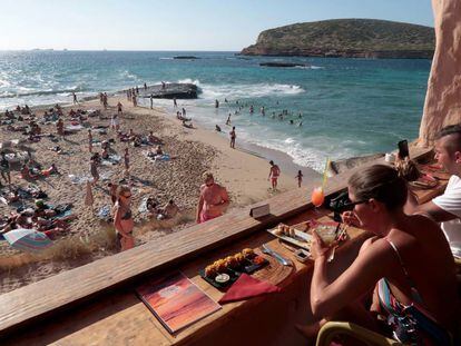 Turistas en la cala Conta, en Ibiza.