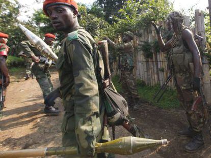 Tropas del Gobierno congoleño toman posiciones en Minova, a 45 kilómetros de Goma.