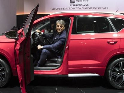 El presidente de SEAT, Luca de Meo, posa con el nuevo Ateca FR durante la inauguraci&oacute;n del sal&oacute;n Automobile Barcelona.