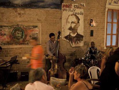Concierto en el Caf&eacute; Madrigal de la Havana (Cuba), en marzo de 2014.