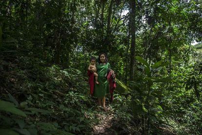 Una mujer y su hijo en la selva central peruana.