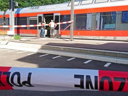 El tren en el que un hombre atac&oacute; a pasajeros, este s&aacute;bado en la estaci&oacute;n de Salez-Sennwald (Suiza).