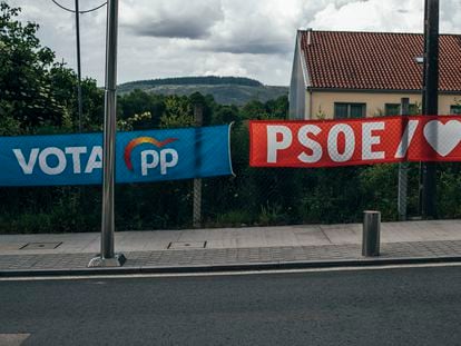 Carteles de propaganda electoral en A Estrada (Pontevedra).