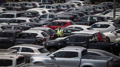 Un aparcament de cotxes nous llestos per a la seva distribució a Sant Boi del Llobregat el gener passat. 