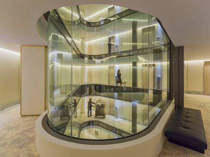 Escalera interior del hotel The One Barcelona. 