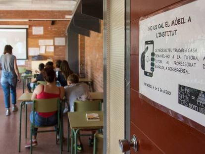 Cartel en una de las aulas del centro de educación secundaria Torre Vicens, en Lleida, en el que se puede leer "no os hace falta el móvil en el instituto".