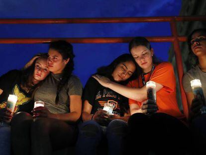 Cinco mujeres, durante una vigilia por las víctimas de El Paso. En vídeo, testimonios de familiares de algunas víctimas.