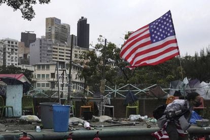Un manifestante en Hong Kong sostiene la bandera de EE UU.
