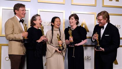 El equipo de 'Nomadland', con Chloé Zhao y Frances McDormand a la cabeza, tras ganar en los Oscar.