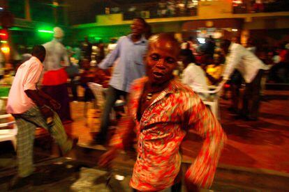 Lagos hace añicos cualquier estereotipo preconcebido sobre África Occidental. La capital de Nigeria tiene 22 millones de habitantes y está imbuida de un espíritu innovador, aunque también afronta desafíos que merece la pena descubrir sin prejuicios. Quien la visite encontrará una efervescente metrópoli mucho más próspera que otras ciudades del continente gracias al petróleo de la costa suroeste del país. Además, disfruta de una famosa escena musical, el <i>afrobeat</i>, que fusiona jazz, blues y funk desde los años setenta; cuenta con una semana de la moda de talla mundial, y es sede de una industria cinematográfica (Nollywwod, la tercera más grande del mundo, detrás de la india y la estadounidense) que produce sofisticadas películas de alto presupuesto. <br><br> Los viajeros tienen tres zonas para explorar: la isla de Lagos, corazón primigenio de la ciudad; el barrio residencial de Ikeja, cerca del aeropuerto, con hoteles y salas de conciertos como el famoso Afrika Shrine de Fela Kuti, creador del ‘afrobeat’; y la sofisticada isla Victoria, sede de embajadas, buenos restaurantes, playas y galerías de arte. Es aconsejable también escaparse de la ciudad para ver el <a href="https://ncfnigeria.org/lekki-conservation-centre/" target="_blank">Lekki Conservation Centre</a>, un destino ecoturista y una reserva natural que permite imaginar cómo era Lagos antes de la industrialización, con ejemplares representativos de la flora y fauna del país. Cuatro motivos más que suficientes para apostar por esta metrópoli africana como un atrevido destino para 2022.