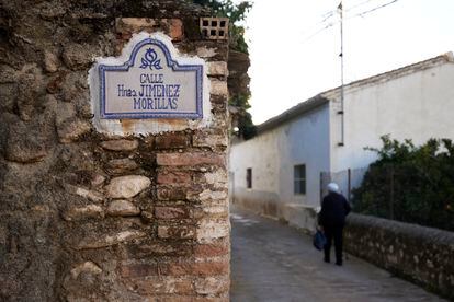 Calle Hermanas Jiménez Morillas en el pueblo Restábal, El Valle, en Granada. El Valle denomina calles con nombres de vecinas para visualizarlas en la memoria colectiva. Foto: Fermin Rodriguez