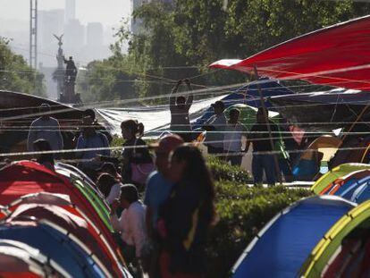 Maestros acampanan en la avenida Reforma (Ciudad de México) el lunes.