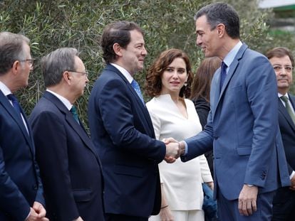 El jefe del Ejecutivo, Pedro Sánchez, saluda al presidente de Castilla y León, Alfonso Fernández Mañueco, este domingo en La Palma.