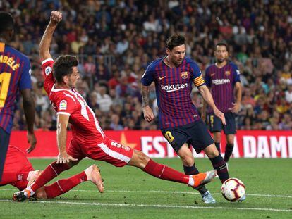 Messi regateja a Pedro Alcalá.