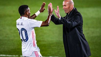 Vinicius celebra con Zidane su segundo gol, el tercero del Madrid, este martes ante el Liverpool en el Alfredo di Stéfano.