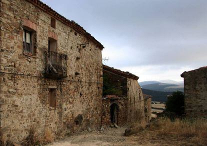 Sarnago, pueblo deshabitado de Soria en la sierra de Alcarama.