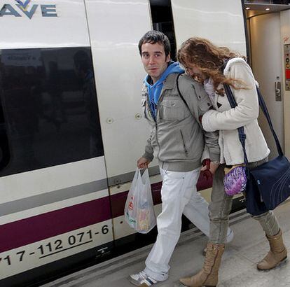 Los primeros pasajeros han llegado esta mañana a la estación Joaquín Sorolla