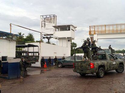Militares mexicanos durante a tomada do controle da vigilância do porto de Lázaro Cárdenas na segunda-feira 04 de novembro.