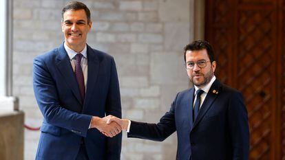 El presidente de la Generalitat, Pere Aragonès, recibe al presidente del Gobierno, Pedro Sánchez, en el Palau.