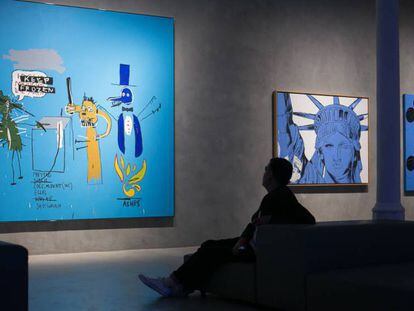 Una obra de Basquiat, a l'esquerra, i dues de Warhol, en una exposició de la Blueproject celebrada el 2018.