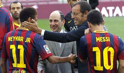 El presidente del Bar&ccedil;a, Sandro Rosell (2d) y el consejero delegado de Qatar Airways, Akbar Al Albaker (2i), saludan a Neymar y a Messi.