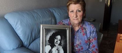 Carmen sostiene una foto de su hija, Soledad Donoso, asesinada en Córdoba en 1992 y cuyo caso se reabrió hace un año.