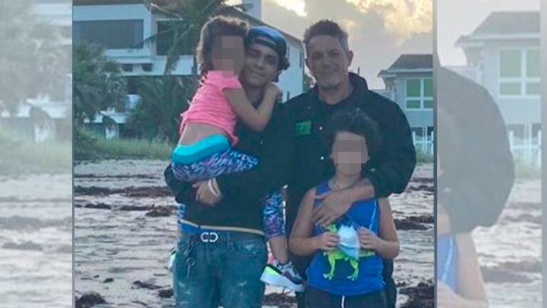Alejandro Sanz junto a sus hijos, Alexander, Dylan y Alma. Foto de Instagram.