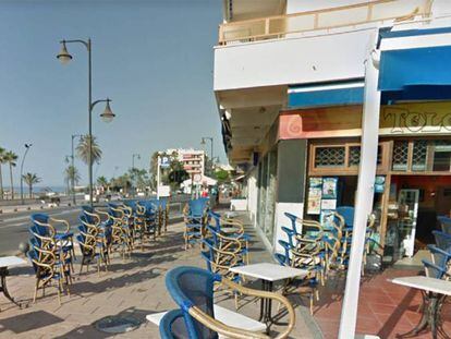 La avenida de España, en Estepona (Málaga). En el vídeo, unos vecinos salen al balcon alarmados tras escuchar los tiros en la calle.