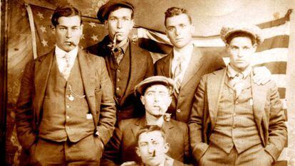 Emigrantes de T&agrave;rbena en Nueva York hacia 1920. S&oacute;lo se ha identificado a Josep Vicent Moncho Soliveres (el de la izquierda). 