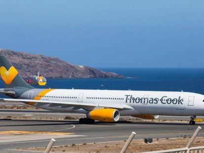 Un avión de Thomas Cook despega desde Las Palmas, en las Islas Canarias.