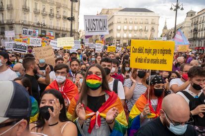 Manifestación en contra de la violencia que la sufre la comunidad LGTBI, este sábado en la Puerta del Sol de Madrid.