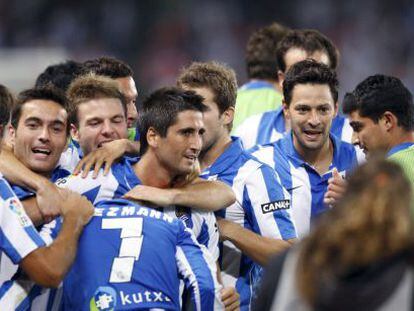 Los jugadores de la Real celebran el gol de Griezmann.