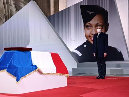 El presidente francés, Emmanuel Macron, ante el monumento dedicado a Joséphine Baker en el Panteón de París.