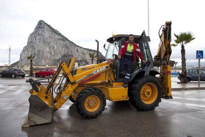 Jorge, operador de excavadora de 42 años, posa con el Peñón de Gibraltar de fondo.