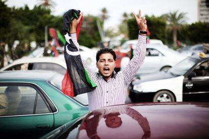 Un joven libio celebra en Trípoli la muerte de Gadafi.