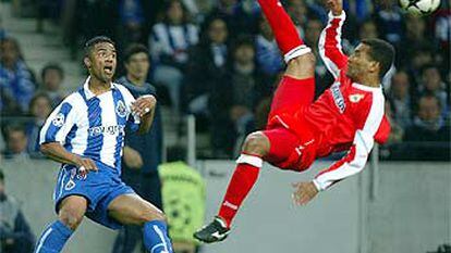 Mauro Silva despeja la pelota en presencia de Carlos Alberto.