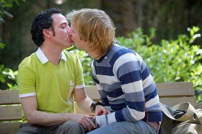 Dos homosexuales expresan su amor el día de Sant Jordi, en Barcelona.