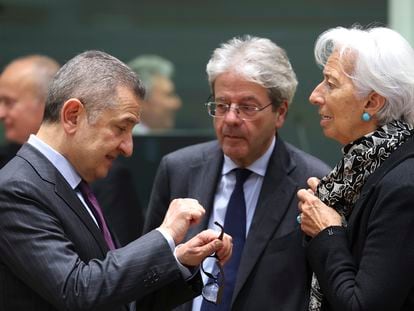 El consejero del BCE, Fabio Panetta, habla con el comisario de Economía, Paolo Gentiloni, y la presidenta del BCE, Christine Lagarde, este lunes en Bruselas.