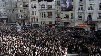 Miles de personas asisten al funeral por el periodista Hrant Dink, asesinado el 19 de enero, a la puerta de la revista Agos, que dirig&iacute;a, en Estambul (Turqu&iacute;a).